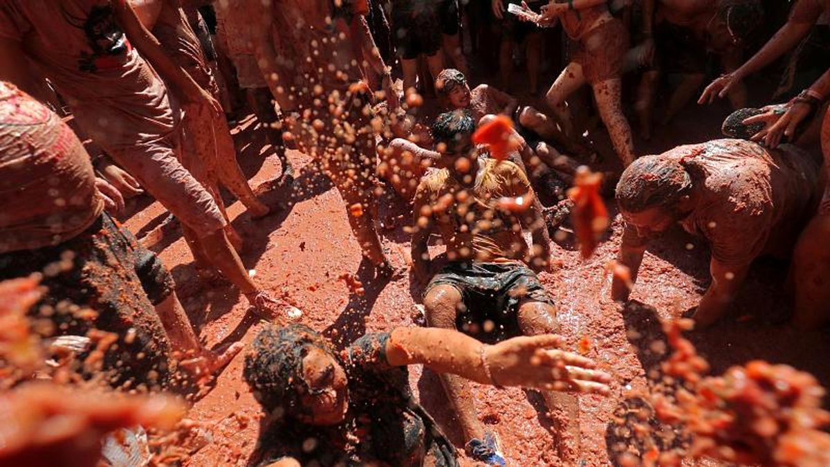 İspanya\'daki geleneksel festivalde 145 ton domates havada uçuştu