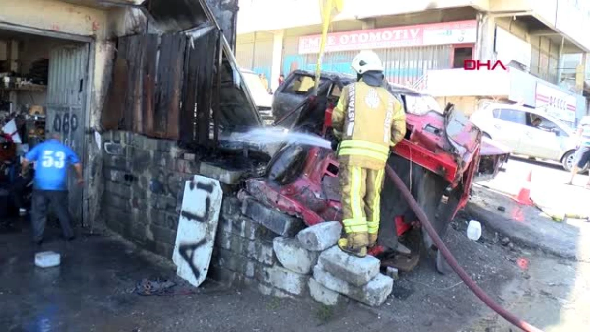 İstanbul-sultangazi\'de oto tamircisinde çıkan yangında 2 otomobil kül oldu