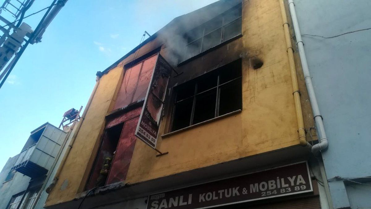 İzmir\'de 3 katlı mobilya atölyesinde yangın
