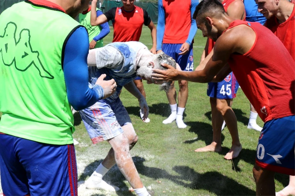 Karabükspor\'da kaptana Brezilya usulü doğum günü kutlaması