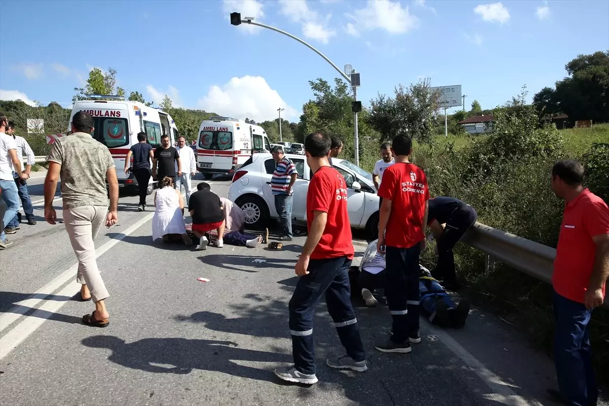 Kazada otomobilin motoru yola fırladı