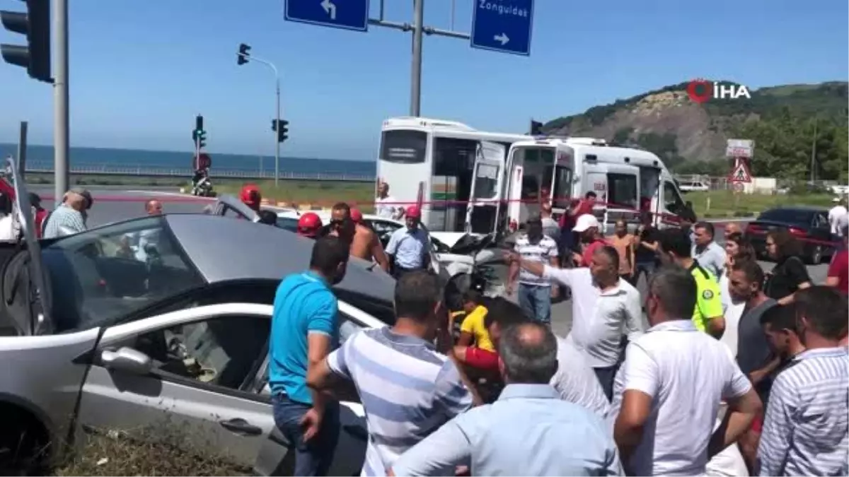 Otomobiller kavşakta çarpıştı, ortalık savaş alanına döndü: 6 yaralı