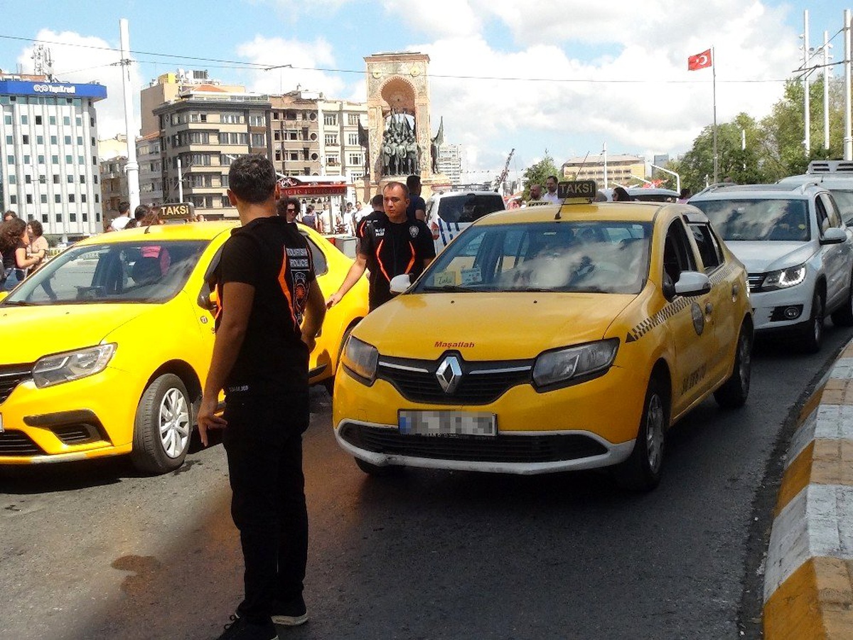 (Özel) Taksim\'de taksicilere şok uygulama
