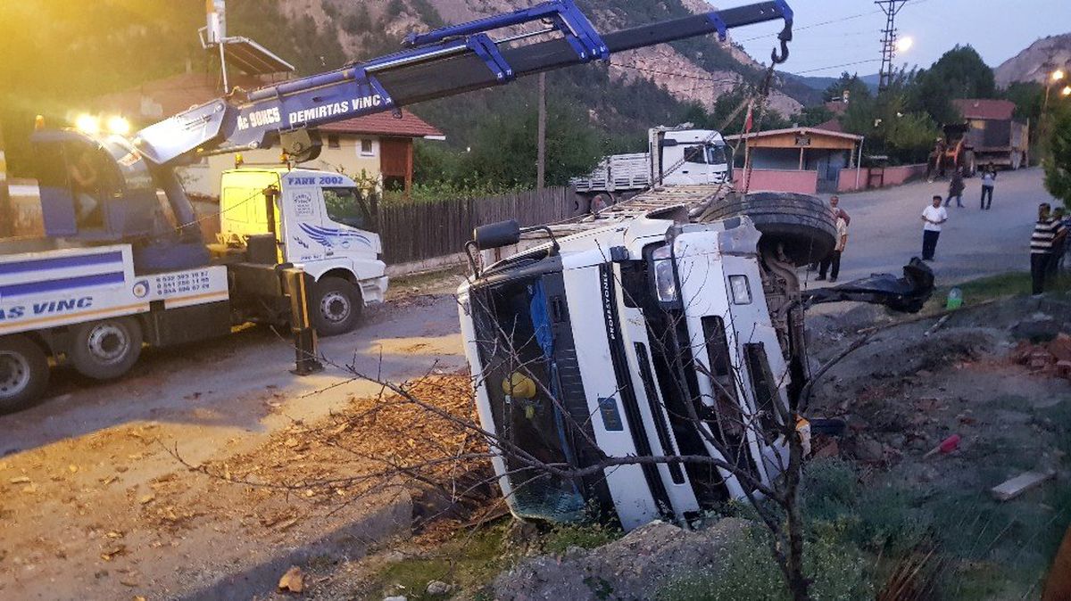 Park halindeki kamyon freni boşalınca devrildi
