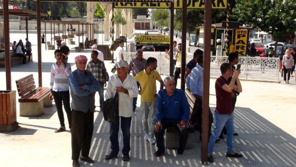 Polis, şüpheli çanta meraklılarını uzaklaştırmakta zorlandı