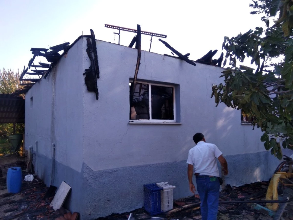 Salihli\'de tek katlı ev yandı