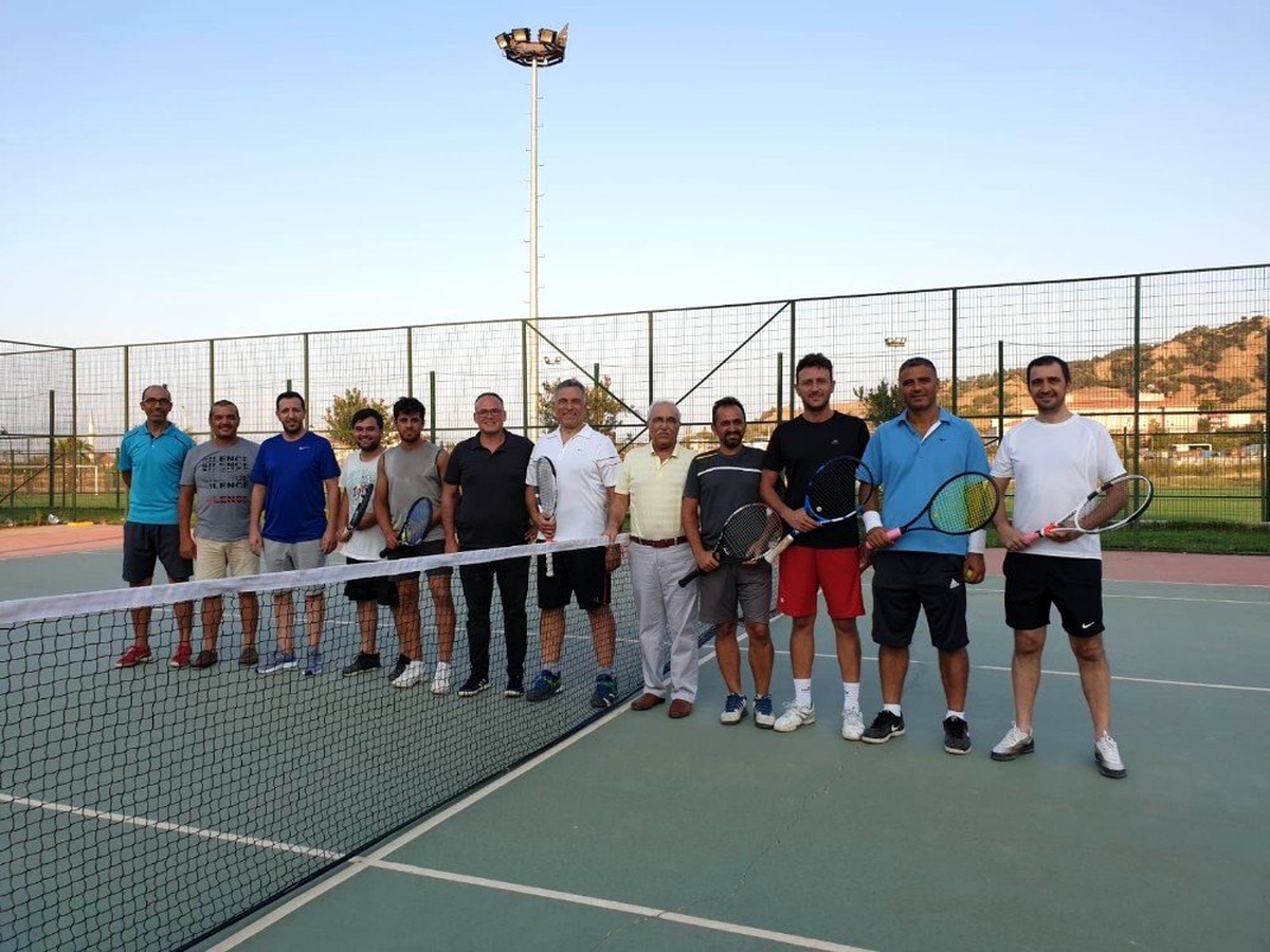 Salihli\'de tenis kortları yenileniyor