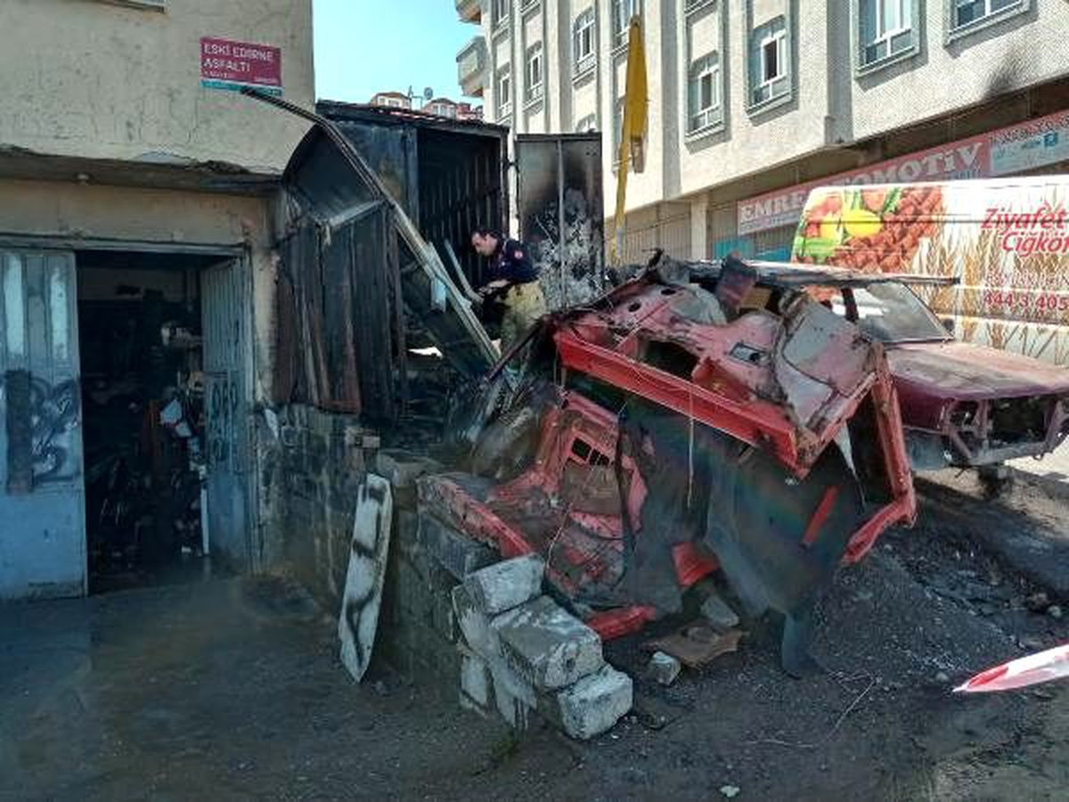 Sultangazi\'de oto tamircisinde çıkan yangında 2 otomobil kül oldu