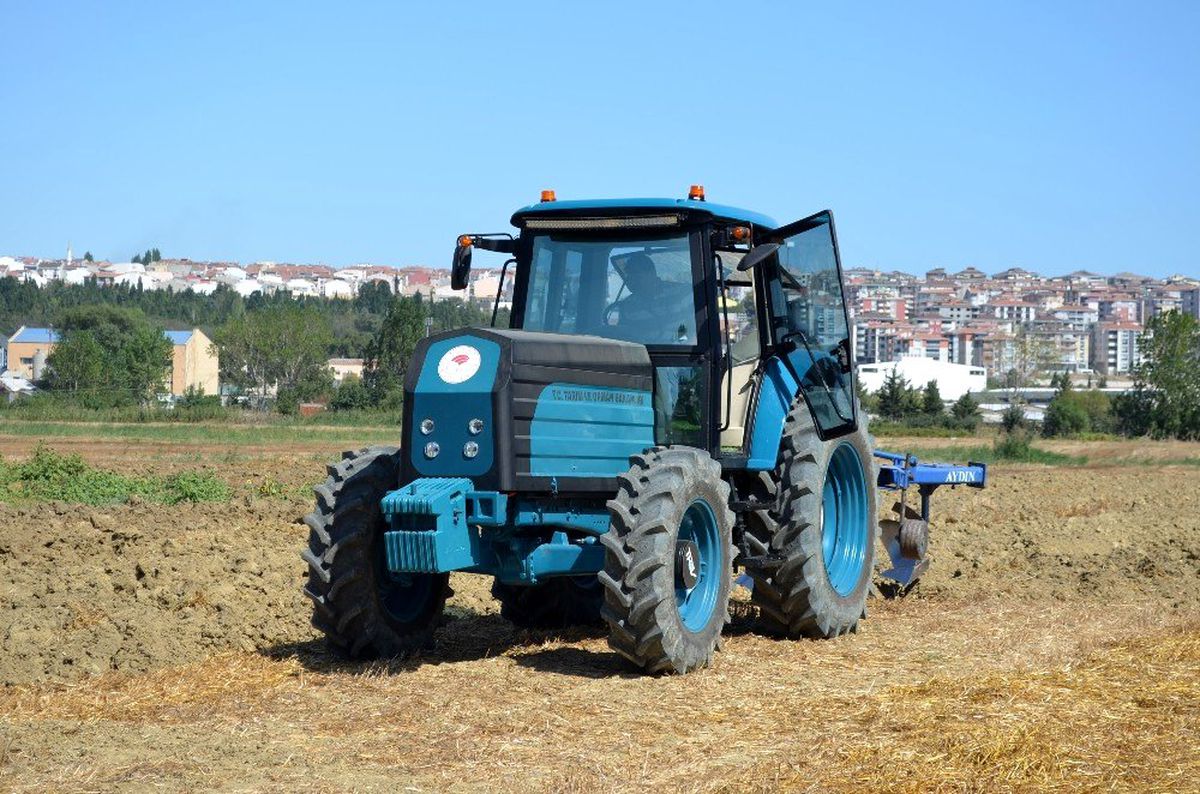 Türkiye\'nin ilk yerli ve milli elektrikli traktörü sahalarda