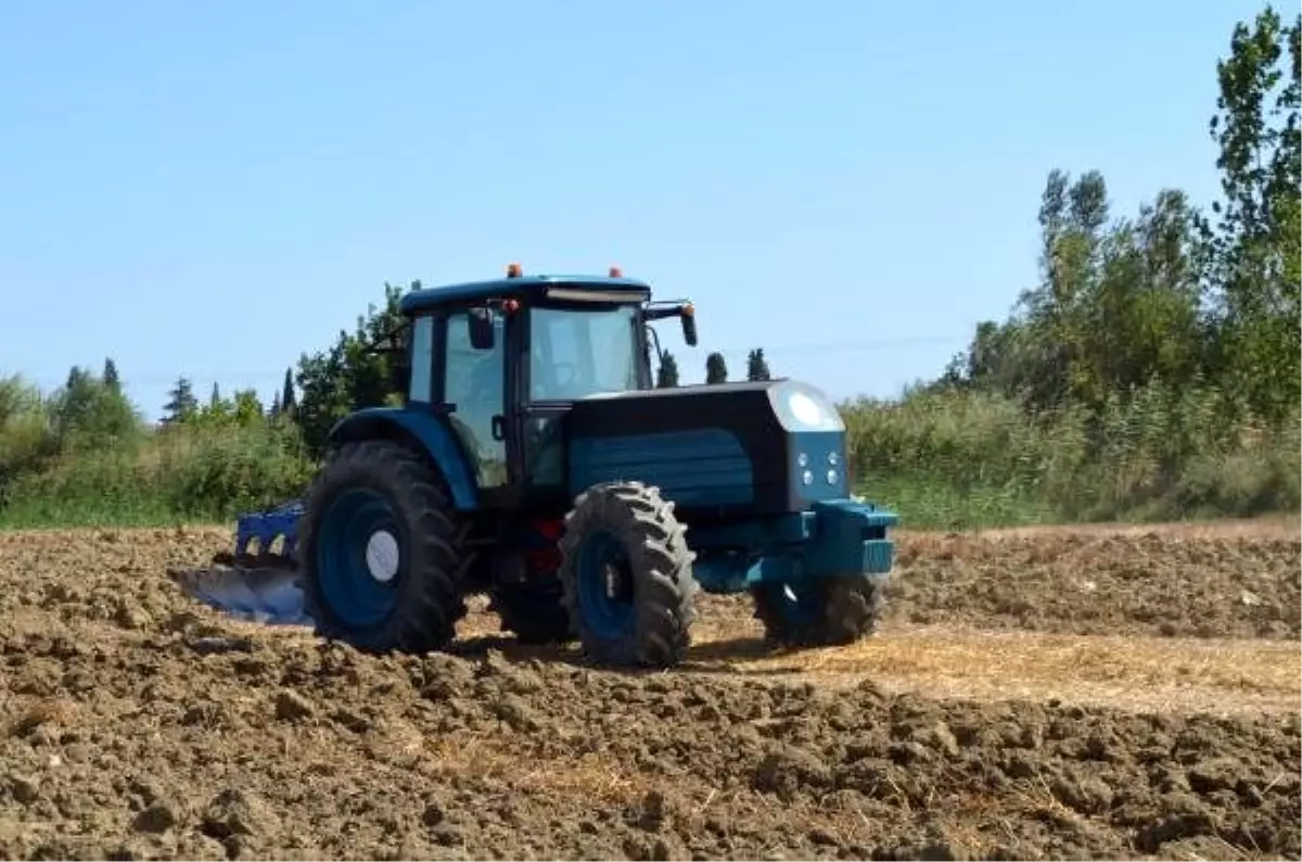 Türkiye\'nin ilk yerli ve milli elektrikli traktörü tarlada
