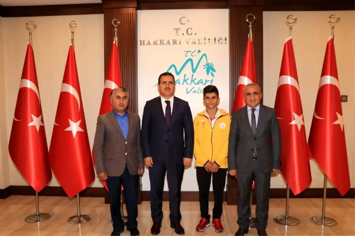 Vali Akbıyık yıldız güreşçiyi makamında kabul etti