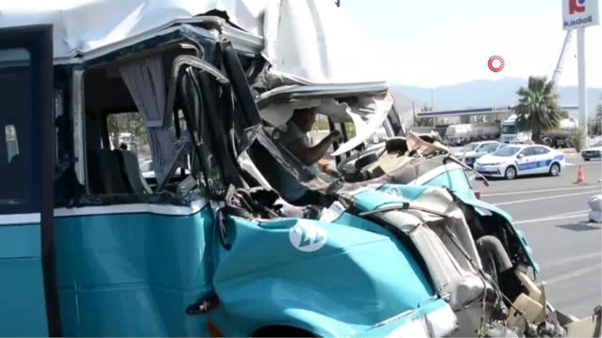 Yolcu minibüsü, hafriyat kamyonuna arkadan çarptı: 11 yaralı
