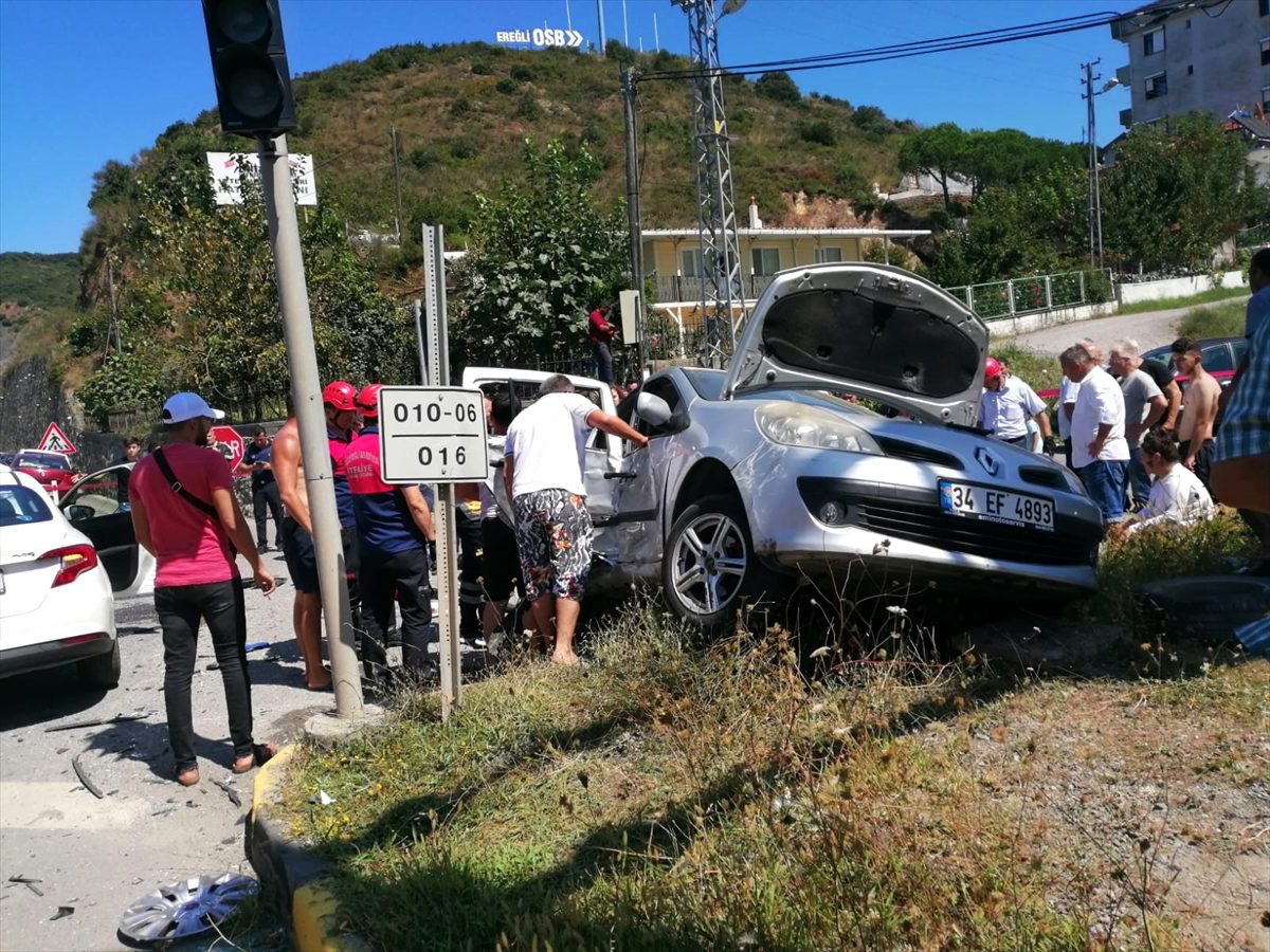Zonguldak\'ta iki otomobil çarpıştı: 6 yaralı