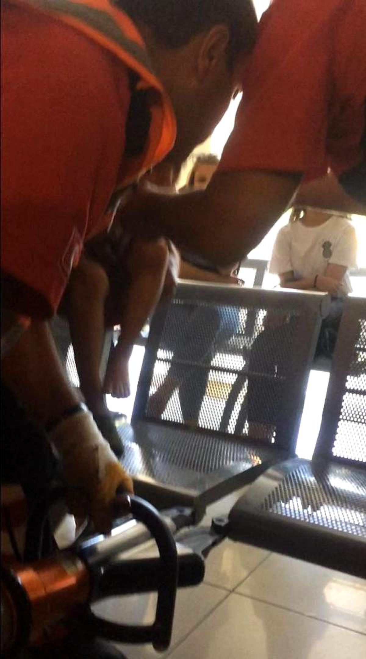 Ayağı sıkışan çocuğu itfaiye kurtardı