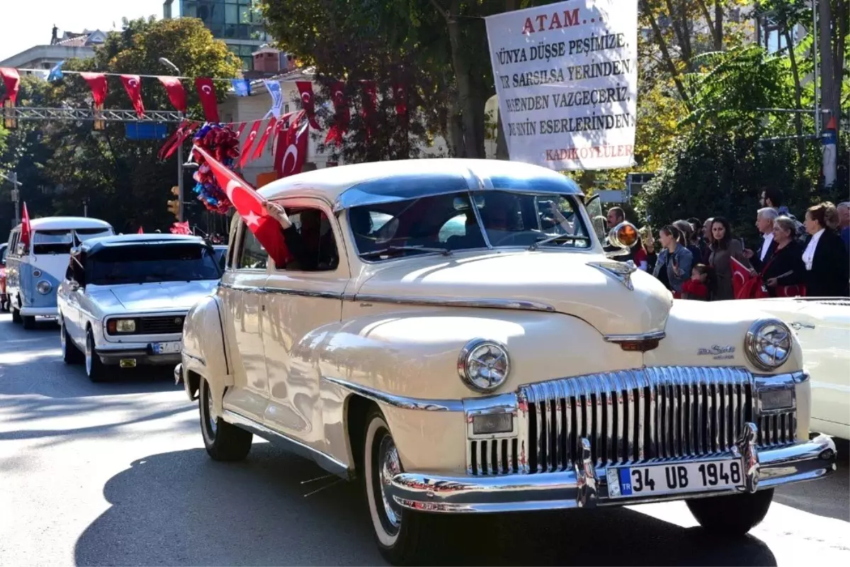 Bağdat Caddesi\'nden Dolmabahçe\'ye klasik araçlarla zafer konvoyu