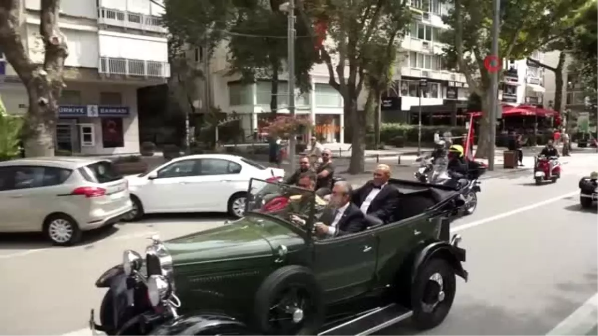 Bağdat Caddesi\'nden Dolmabahçe\'ye klasik araçlarla zafer konvoyu