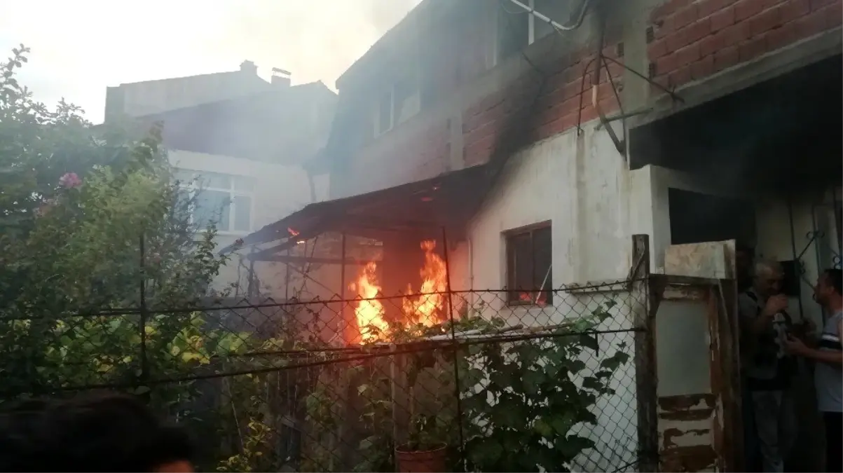 Balkonda çıkan yangın evi küle çeviriyordu