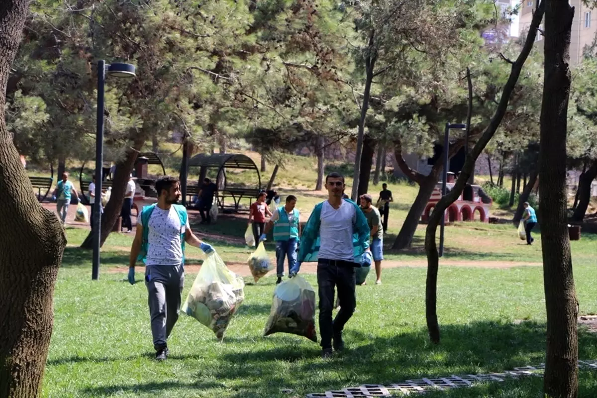 Bandırma Atatürk Parkı yükümlüler tarafından temizlendi