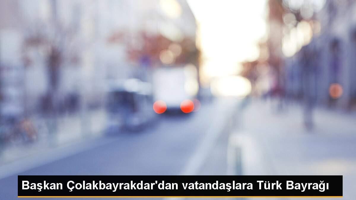 Başkan Çolakbayrakdar\'dan vatandaşlara Türk Bayrağı