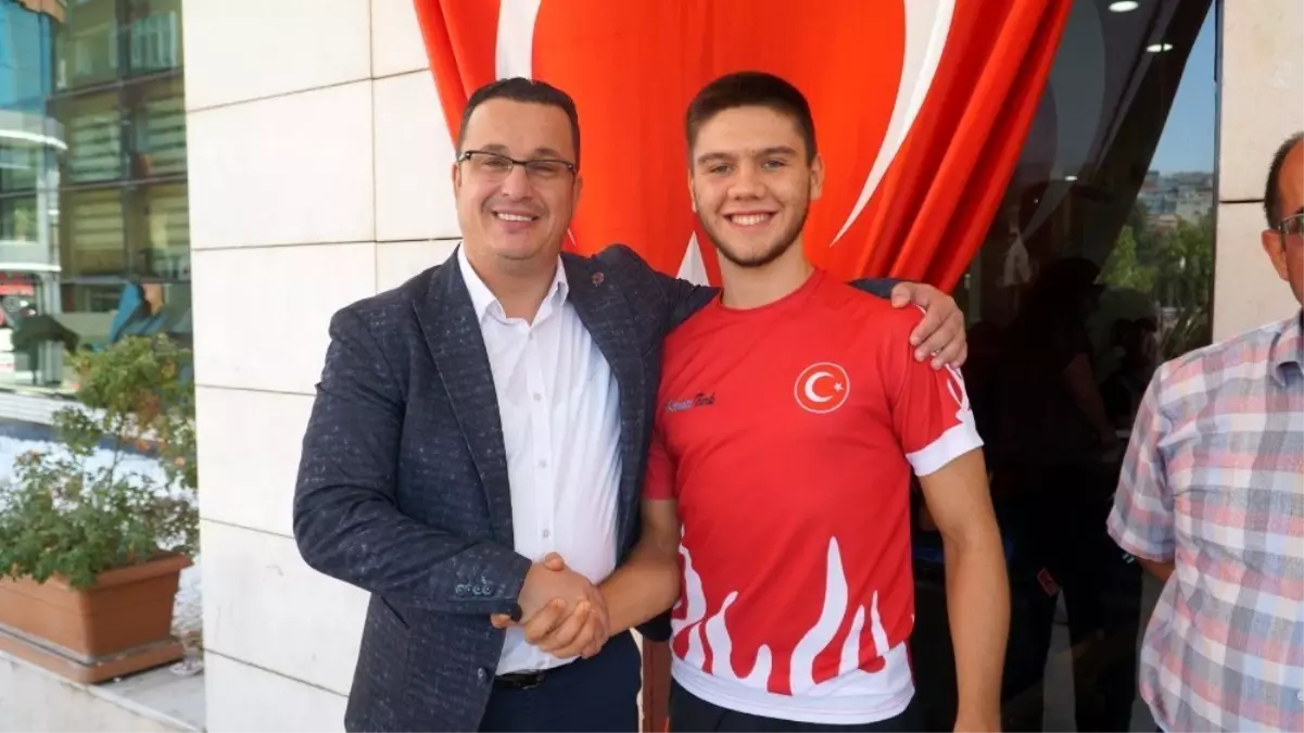 Başkan Kanar\'dan millî sporcuya coşkulu karşılaşma