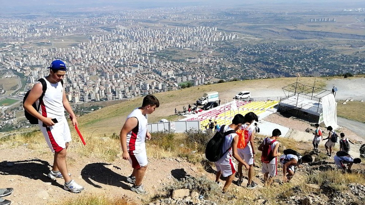 Basketbolcular 30 Ağustos Zafer Bayramı için zirve tırmanışı yaptı