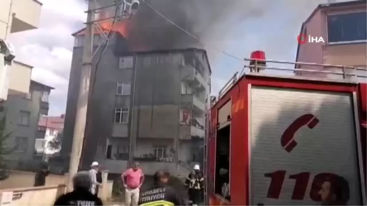 Bina çatısında alev alev yandı...Çatıyı saran alevler yan binaya sıçradı