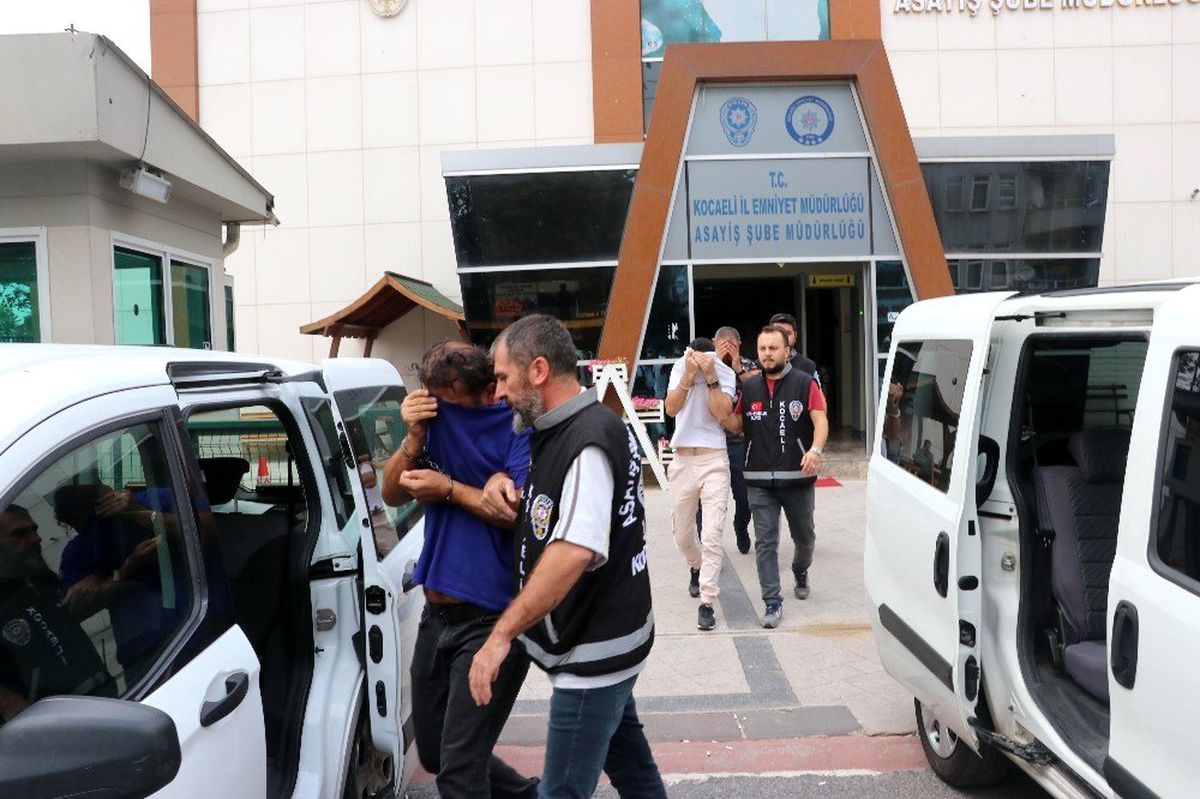 Çalınan otomobili sahibine satmaya çalışan 3 şüpheli, alıcı kılığındaki polislere yakalandı
