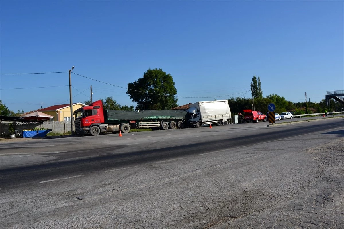 Çanakkale\'de kamyonet tıra çarptı: 1 ölü, 1 yaralı