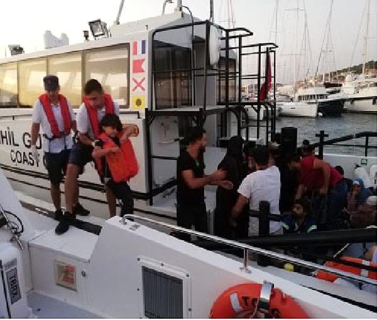 Çeşme açıklarında 38 kaçak göçmen yakalandı