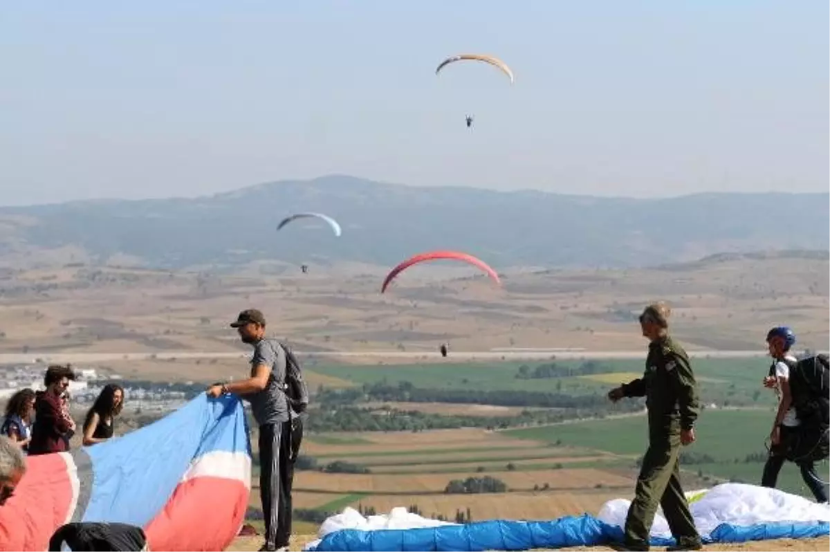 Çinli öğrencilerin yamaç paraşütü keyfi