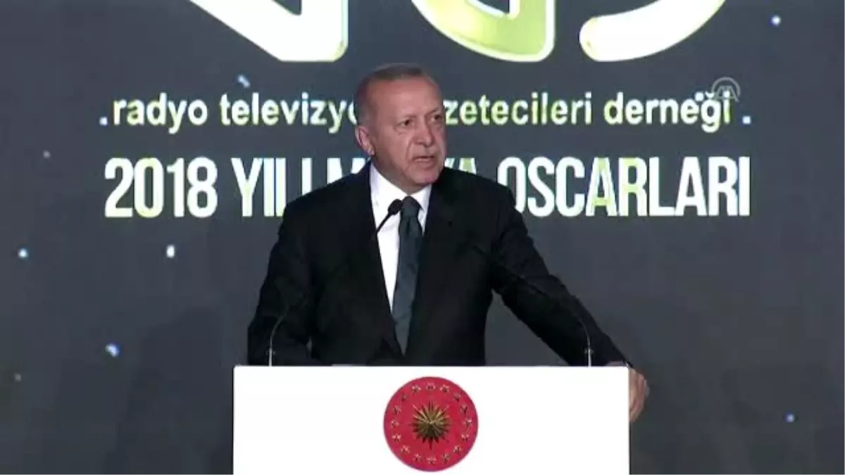 Cumhurbaşkanı Erdoğan: "Yeni medya araçları, fırsatların yanında çok ciddi riskleri ve tehlikeleri...