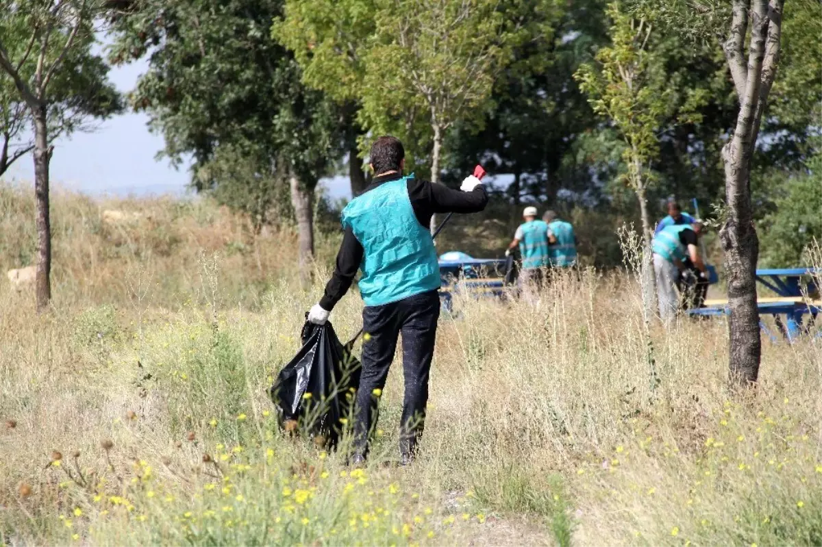 Denetimli serbestlik hükümlüleri çevre temizliği yaptı