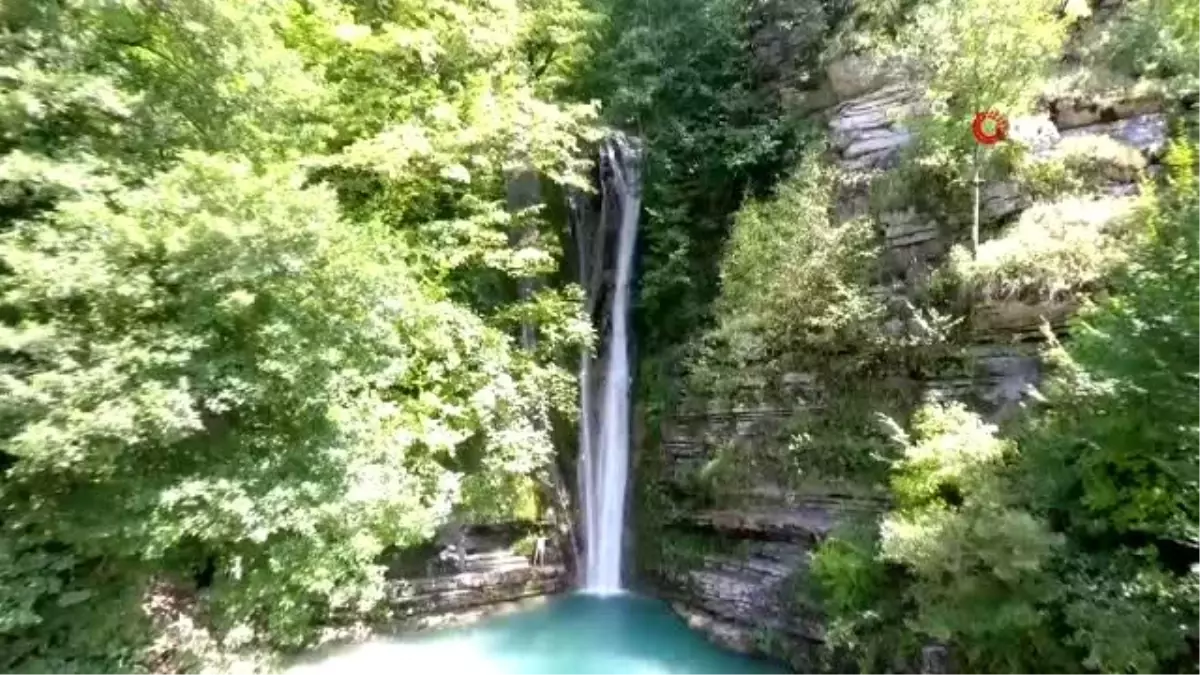 Erfelek Tatlıca Şelaleleri eşsiz doğasıyla görenleri kendine hayran bırakıyor