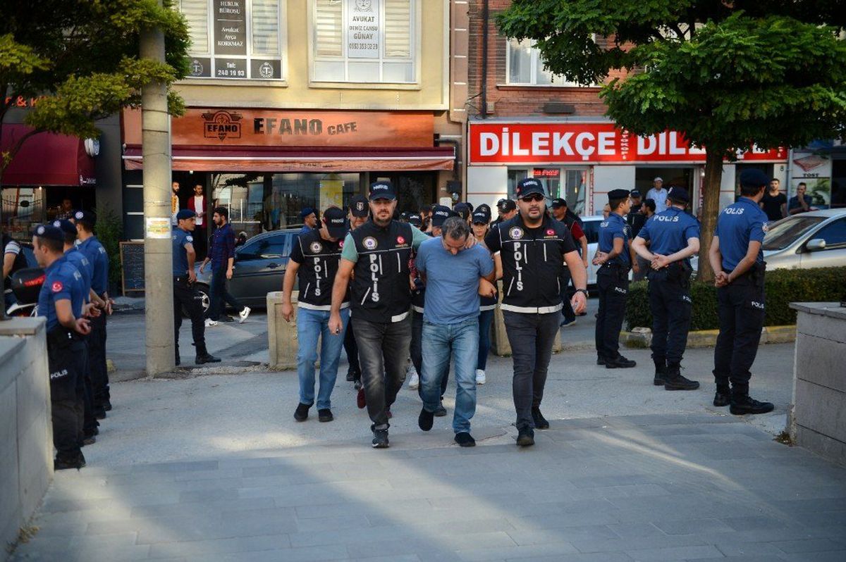 Eskişehir merkezli 3 ilde yapılan uyuşturucu operasyonunda yakalanan şüpheliler adliyede