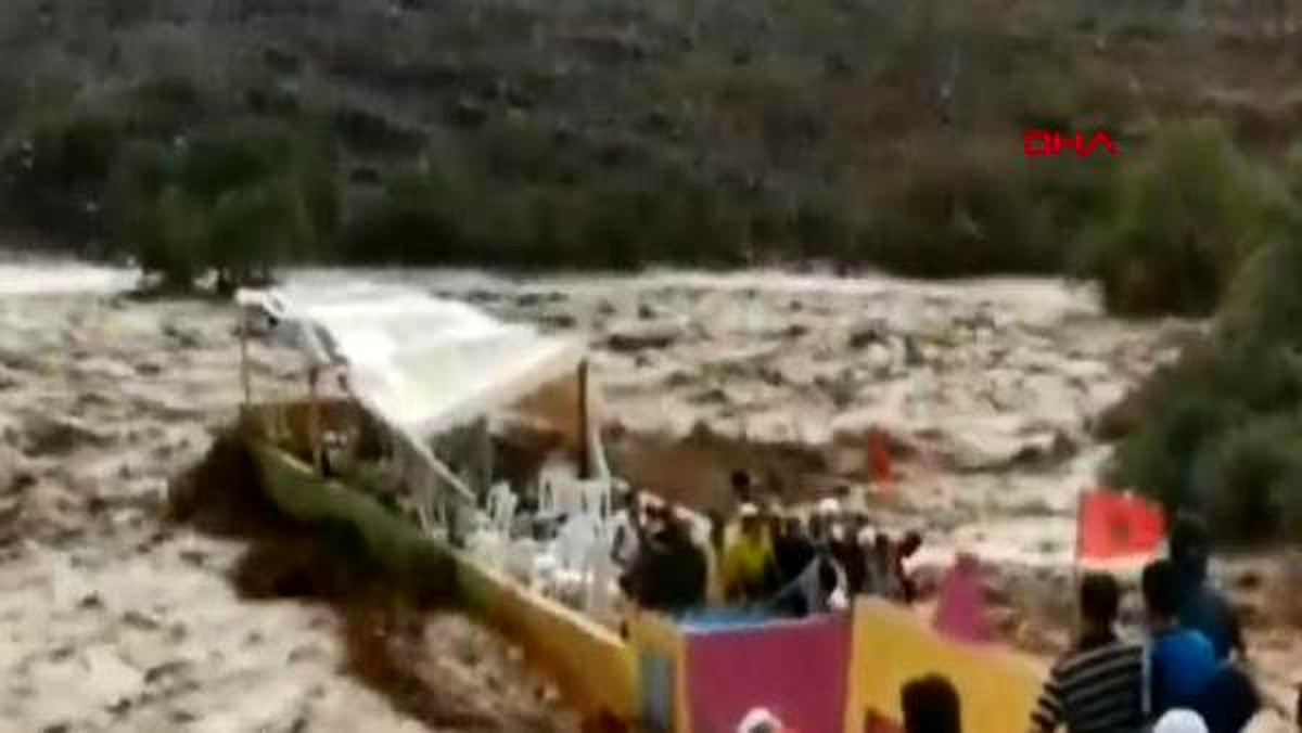 Fas\'ta sel stadı yıktı, 7 kişi hayatını kaybetti