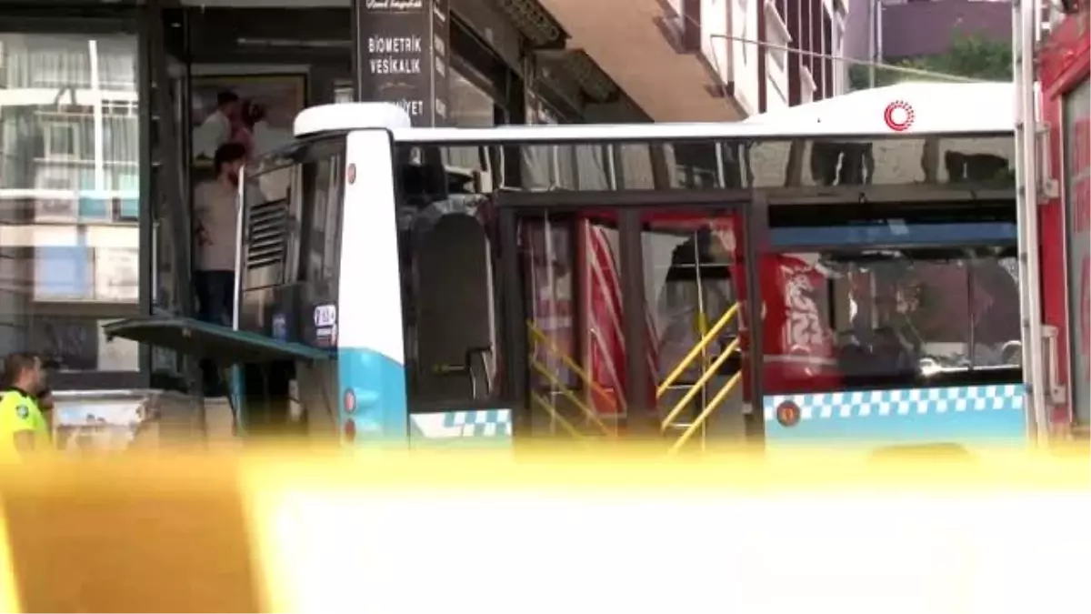 Gaziosmanpaşa\'da kontrolden çıkan halk otobüsü bir evin duvarına çarptı.