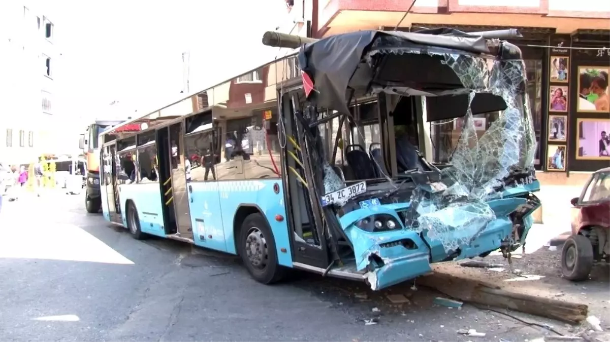 Gaziosmanpaşa\'da kontrolden çıkan halk otobüs dehşet saçtı