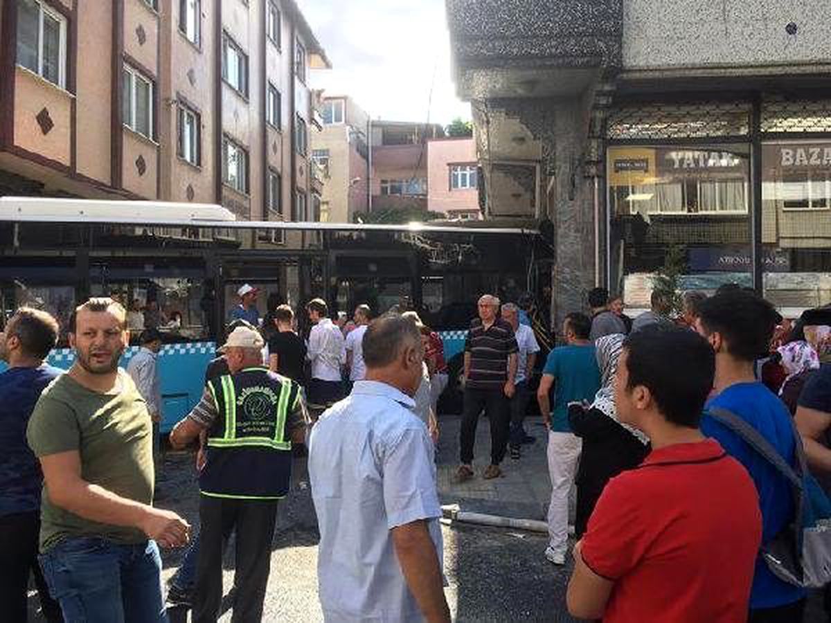 Gaziosmanpaşa\'da özel halk otobüsü kazası (1)