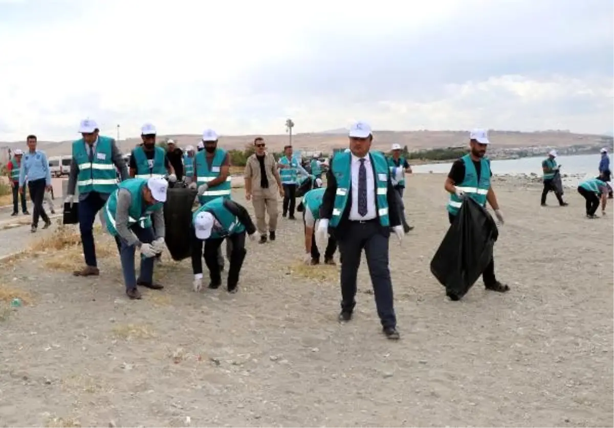 Gelin ve damat, van gölü kıyısında temizlik yaptı