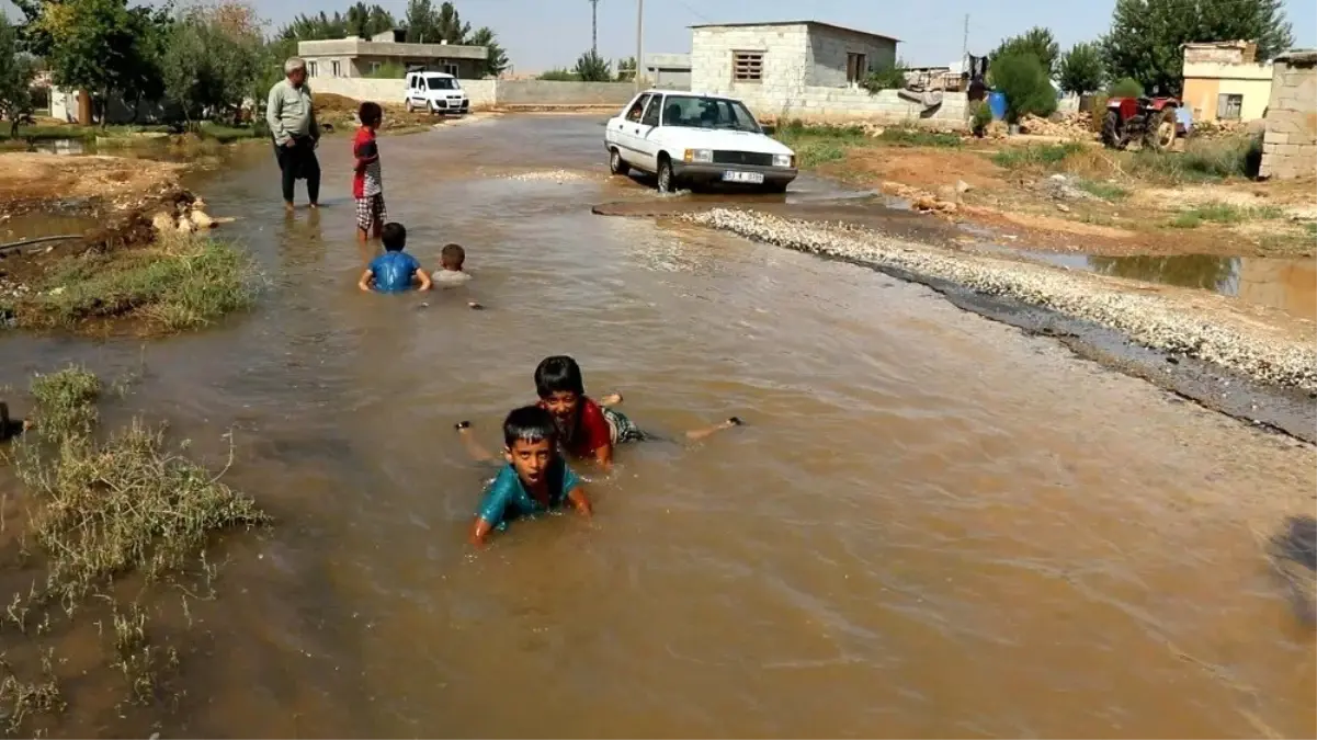 Göle dönen yollar çocukların eğlence mekanı oldu