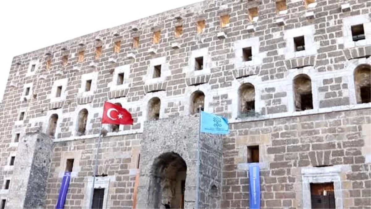 İngiliz şarkıcı Anne Marie, Aspendos\'a hayran kaldı