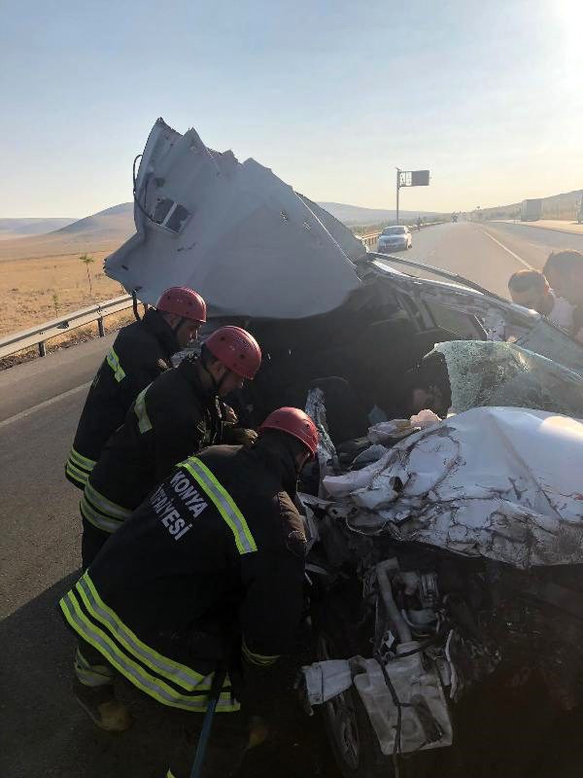 Kamyona çarpan otomobildeki 2 kişi öldü