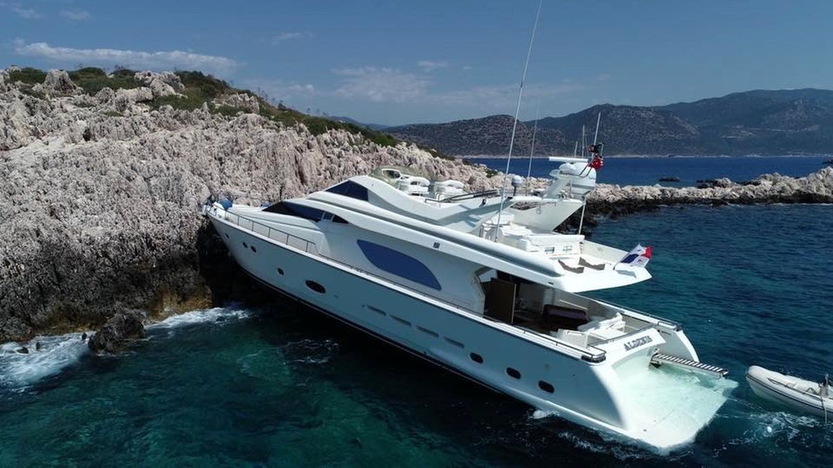 Kaş\'ta lüks tekne kayalıklara çarptı: 2 yaralı