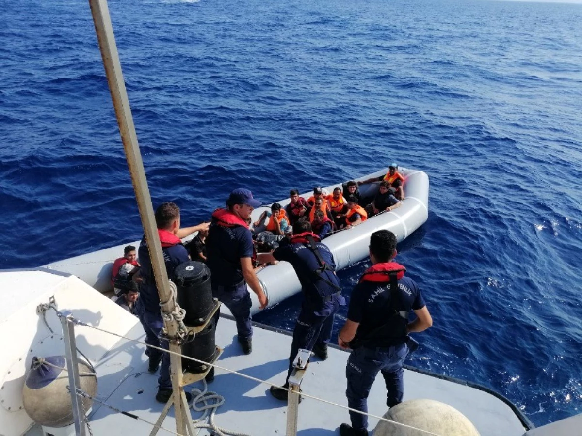 Lastik botla kaçmaya çalışan göçmenler yakalandı
