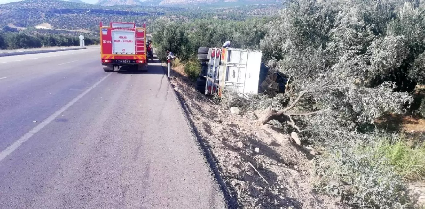 Mersin\'de üzüm yüklü kamyon devrildi: 1 yaralı