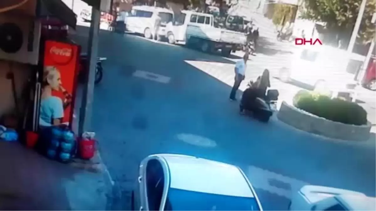 Motosikletli, çarpıp düşürdükten sonra yardım ettiği adama ikinci kez çarptı