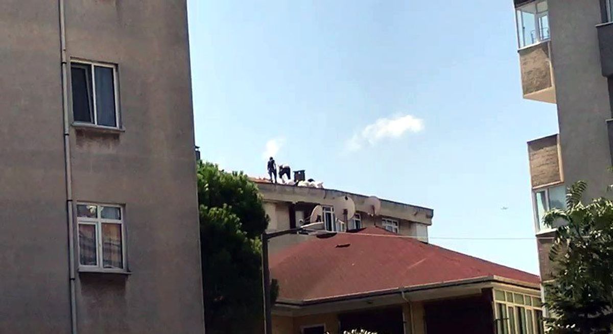 (Özel) Pendik\'te 5 katlı binanın çatısında tehlikeli çalışma kamerada