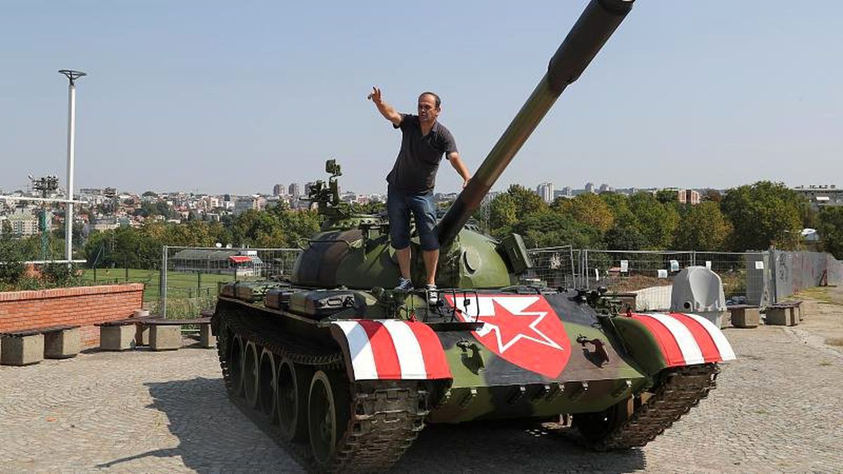 Sırplar Kızıl Yıldız\'ın Şampiyonlar Ligi\'nde üst tura çıkmasını savaş tankıyla kutladı