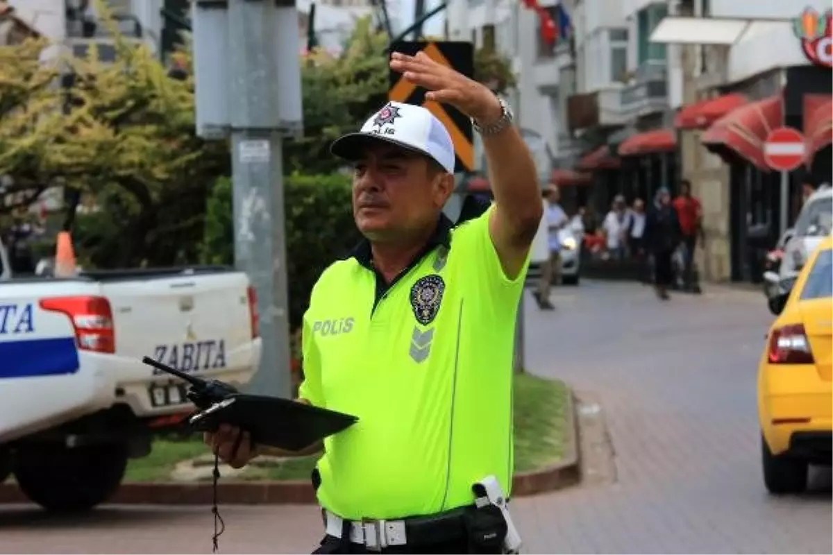 Trafik ışığı olmayan kentteki kavşakta 10 yıldır görevde