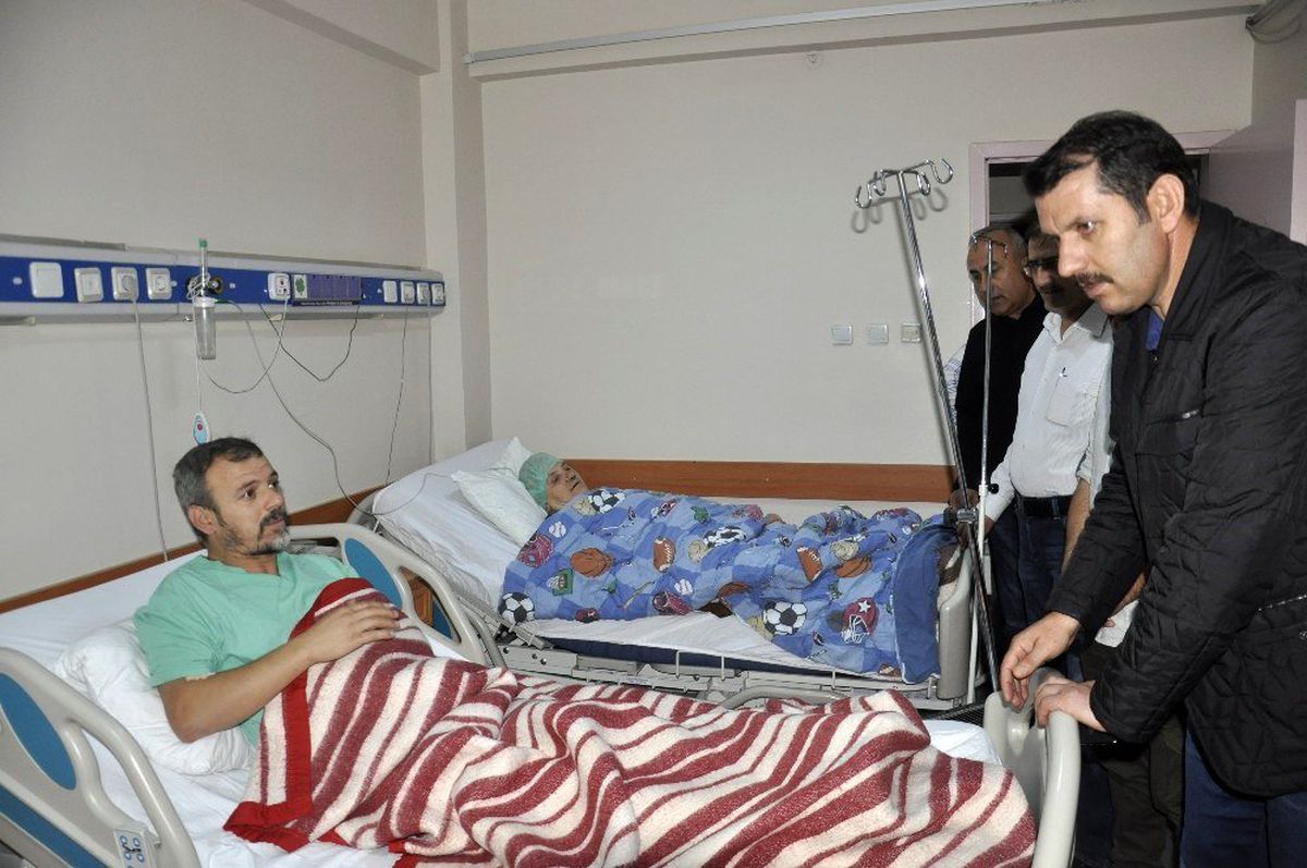 Vali Ayhan, hastanede yaralıları ziyaret etti